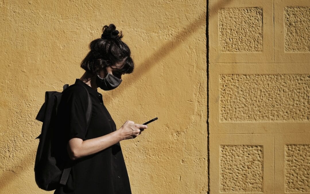 Privasi Digital: Apakah Kita Terlalu Terbuka di Era Online